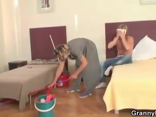 Mature housemaid gets her pussy filled with putz